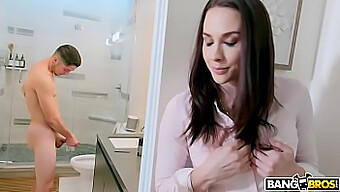 Chanel Preston, Moden Milf, Oppdager At Sønnen Hennes Onanerer På Badet