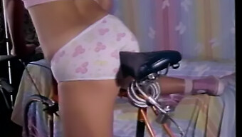 Video Vintage Cu Un Tânăr Cuplu Care Face Sex Pe Canapea Cu Lenjerie Intimă